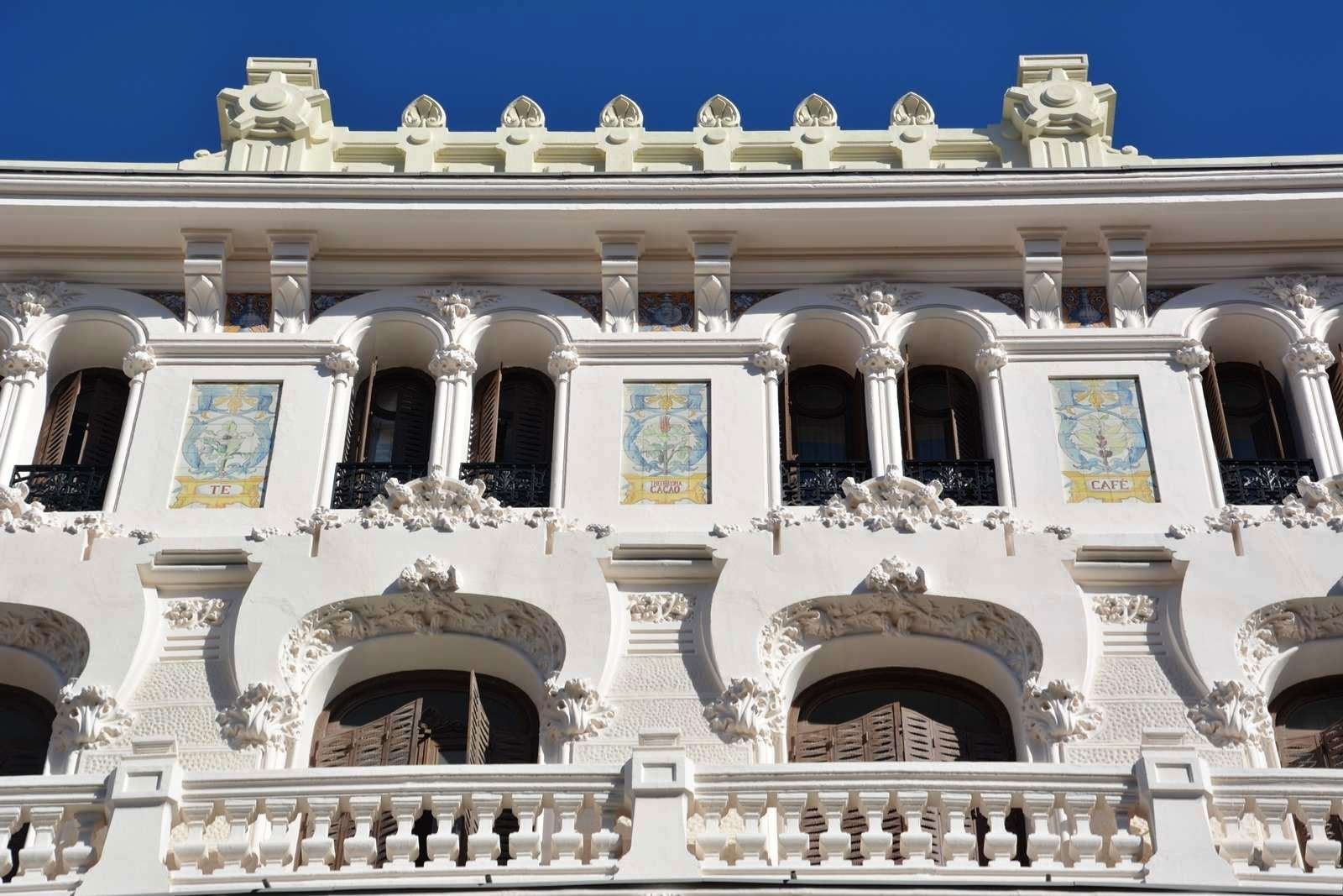 Fachada modernista de una comunidad en Madrid